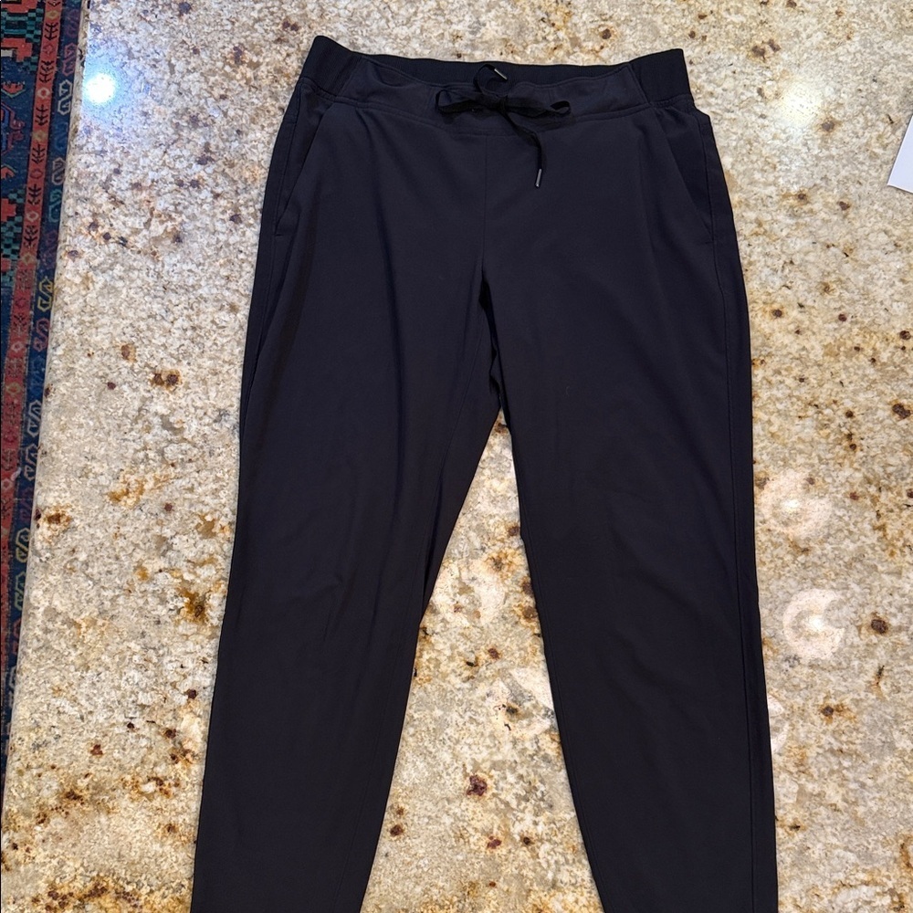 Athleta women’s  Black Drawstring  26 inch inseam size 10 back zipper pockets